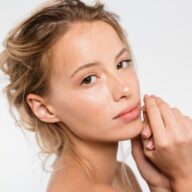 Peut-on traiter les poches sous les yeux sans chirurgie grâce à une blépharoplastie médicale ?