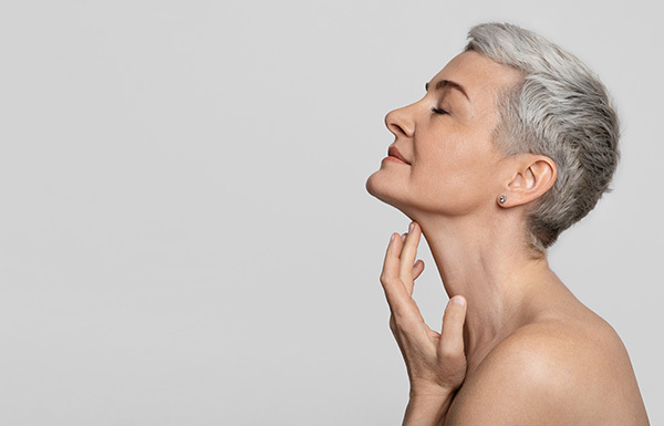 Un lifting du cou permet de lutter contre les processus naturels de vieillissement